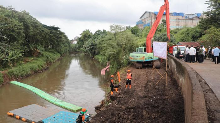 Pemerintah Provinsi DKI Jakarta melalui Dinas Lingkungan Hidup (DLH) resmi menghentikan operasional emplasemen atau tempat penampungan sementara sampah di badan sungai kawasan TPU Tanah Kusir, Jakarta Selatan, mulai Jumat (27/3/2026).