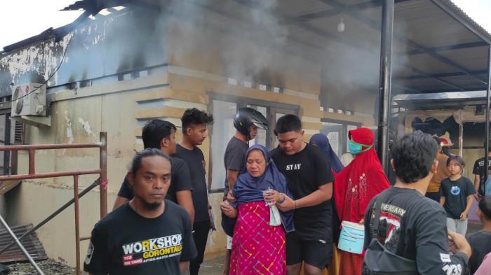 KORBAN -- Tampak korban kebakaran rumah di Huangobotu, Gorontalo, terpukul menyaksikan rumah, tempat mereka tinggal, ludes terbakar.