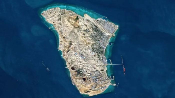 REBUT PULAU KHARG - Pulau Kharg, yang terletak sekitar 15 mil dari pantai Iran, merupakan titik vital untuk ekspor minyak, karena sekitar 90 persen ekspor minyak mentah Iran diproses melalui pulau ini. Hal ini membuat setiap langkah militer menuju pulau tersebut menjadi langkah yang sangat sensitif yang dapat menempatkan pasukan AS dalam konfrontasi langsung.