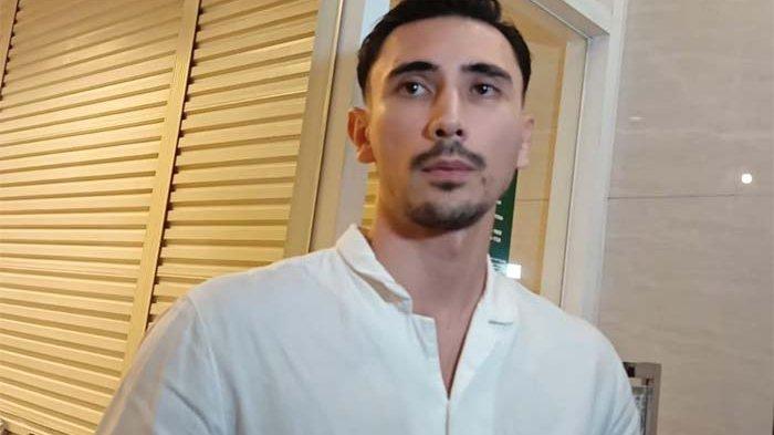 Vincent Verhaag ditemui di rumah duka pada Minggu (29/12/2024) malam.