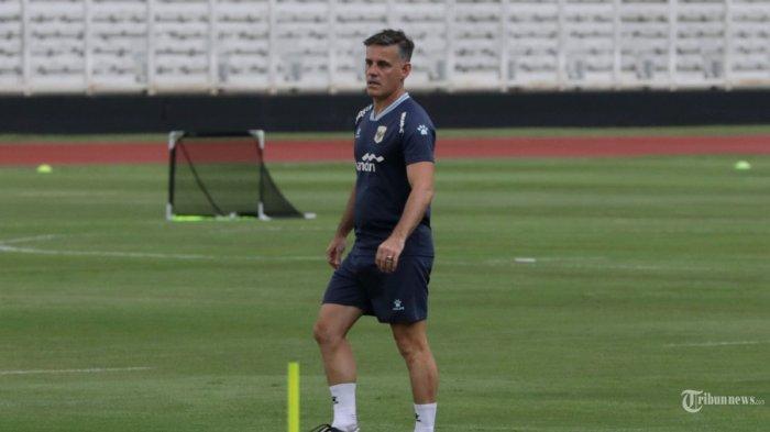 Pelatih Timnas Indonesia John Herdman memimpin latihan Timnas Indonesia di Stadion Madya Gelora Bung Karno, Jakarta, Selasa (24/3/2026).