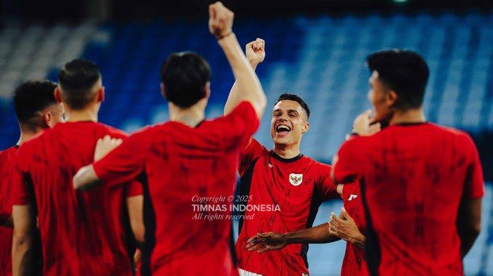 Selebrasi pemain Timnas Indonesia, Joey Pelupessy bersama rekannya.