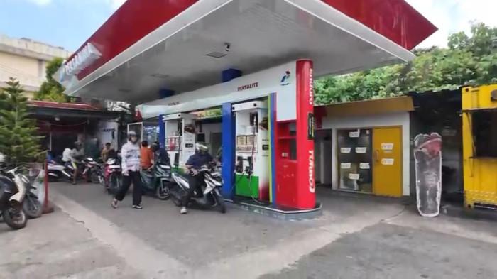 Pertamina Patra Niaga menambah volume pasokan BBM ke SPBU untuk mengantisipasi lonjakan kebutuhan di Kalbar selama libur panjang.Suplai BBM ditambah hingga mencapai 140 persen dari kondisi normal dan meningkatkan frekuensi pengiriman ke SPBU prioritas. 