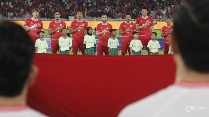 Pesepak bola Timnas Indonesia menyanyikan lagu Indonesia Raya sebelum melawan Timnas St Kitts and Nevis pada laga FIFA Series di Stadion Gelora Bung Karno, Senayan, Jakarta, Jumat (27/3/2026).