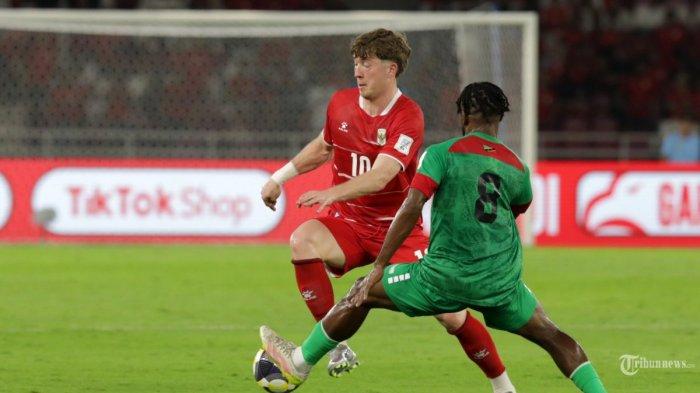 Pesepak bola Timnas Indonesia Ole Romeny berebut bola dengan pesepak bola Timnas St Kitts and Nevis pasa laga FIFA Series di Stadion Gelora Bung Karno, Senayan, Jakarta, Jumat (27/3/2026).