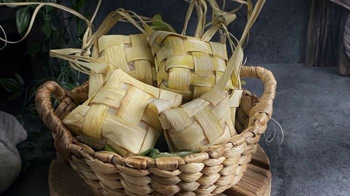 KETUPAT- Saat Idul Adha atau Idul Fitri, ketupat menjadi sajian utama untuk keluarga di rumah. Ketupat bisa disantap bersama kuah gulai, kari, ataupun bumbu kacang.