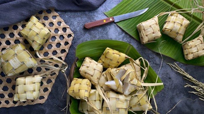 KETUPAT LEBARAN- Saat Idul Fitri, hal yang tak boleh ketinggalan adalah ketupat lebaran. Menu yang satu ini menjadi santapan wajib saat momen kumpul keluarga.