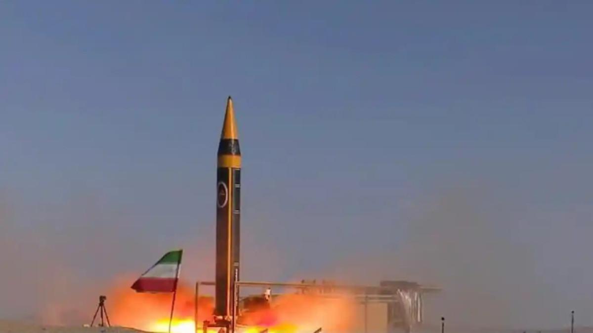 RUDAL IRAN - Penampakan rudal Khorramshahr-4 Khaibar missile milik Iran. Korps Garda Revolusi Islam Iran atau Islamic Revolutionary Guard Corps (IRGC) kembali memperlihatkan kemampuan militernya di tengah meningkatnya ketegangan kawasan Timur Tengah. IRGC menyatakan bahwa serangan selanjutnya terhadap Israel akan menggunakan rudal balistik dengan hulu ledak seberat sekitar satu ton, terhitung mulai 10 Maret 2026.