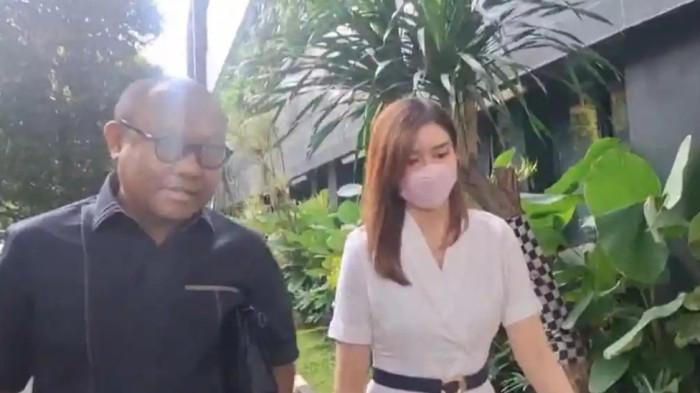 Reni Effendi istri Richard Lee memenuhi panggilan penyidik Polda Metro Jaya Jumat (27/3/2026)