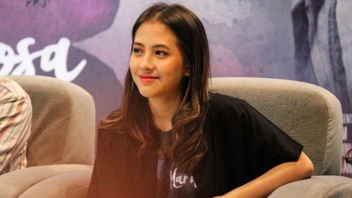 Adhisty Zara menghadiri Press conference rilis poster dan Trailer film Mariposa di Falcon Bioskop, Duren Tiga, Jakarta Selatan Senin (10/2/2020). Film Mariposa akan tayang pada 12 Maret 2020.