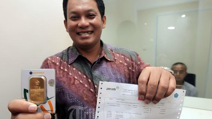 UKURAN 100 GRAM- Pejabat PT Aneka Tambang saat menunjukkan emas batangan ukuran 100 gram beserta sertifikatnya.(TRIBUN JABAR/GANI KURNIAWAN)