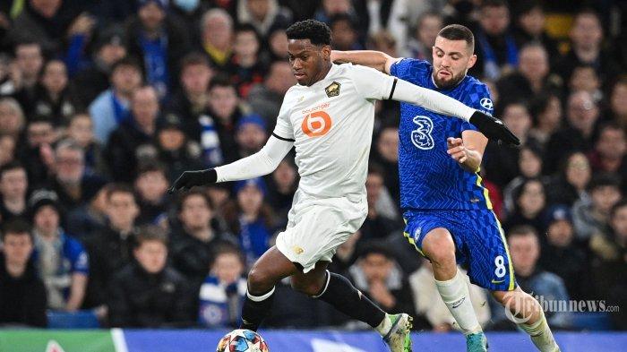 Striker Lille asal Kanada, Jonathan David (kiri) berebut bola dengan gelandang Chelsea asal Kroasia, Mateo Kovacic dalam laga leg pertama babak 16 besar Liga Champions antara Chelsea melawan Lille (LOSC) di Stadion Stamford Bridge, London, Inggris, Rabu (23/2/2022) dini hari WIB. Chelsea berhasil menaklukkan tim tamu dengan skor 2-0 (1-0).