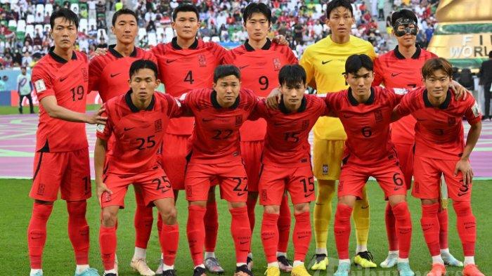 Para pemain Korea Selatan berpose untuk foto tim sebelum pertandingan sepak bola Grup H Piala Dunia Qatar 2022 antara Korea Selatan dan Ghana di Education City Stadium di Al-Rayyan, sebelah barat Doha, Senin (28 November 2022).