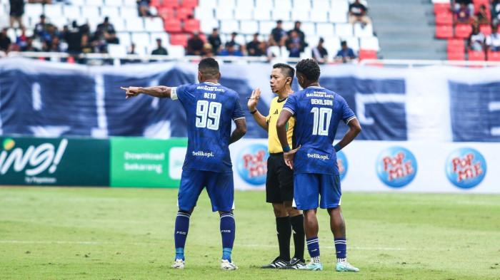 PROTES - Kapten tim PSIS Semarang Alberto Goncalves (Kiri) memprotes keputusan wasit utama Tommi Manggopa yang memberikan kartu kuning kedua berujung kartu merah untuk Denilson Rodrigues di menit 41 dalam laga kontra Kendal Tornado FC di pekan ke-18 Pegadaian Championship 2025/2026 di Stadion Jatidiri Semarang, Jumat (30/1/2026).