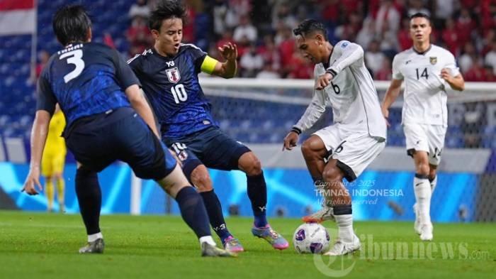RANKING FIFA - Pesepak bola Timnas Indonesia, Beckham Putra (dua kanan) berusaha melewati pesepak bola Jepang pada pertandingan terakhir Grup C Ronde 3 Kualifikasi Piala Dunia 2026 di Suita City Football Stadium, Suita, Selasa (10/6/2025). Timnas Indonesia harus mengakui keunggulan Jepang setelah kalah telak dengan skor 0-6.