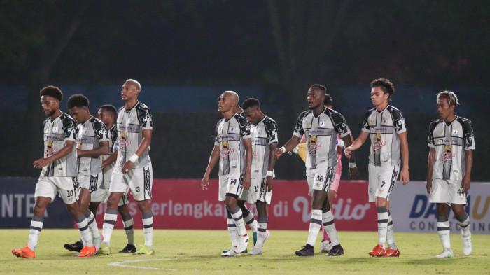 RATAPI KEKALAHAN - Para pemain Persipura Jayapura tertunduk lesu sembari berjalan usai menekuk kekalahan ketiga dari Kendal Tornado FC pada lanjutan Liga 2 Grup Timur di Stadion Sriwedari, Surakarta, Minggu (1/3/2026) malam.