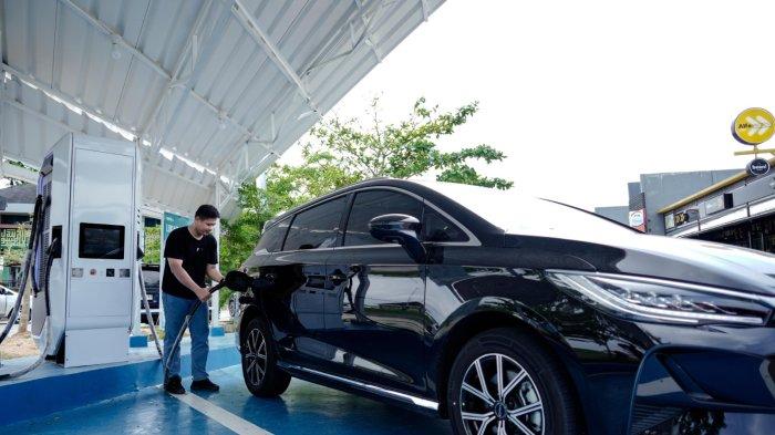 Ilustrasi Pengendara Mobil listrik yang sedang melakukan pengecasan kendaraan listrik pada salah satu Stasiun Pengisian Kendaraan Listrik Umum (SPKLU).