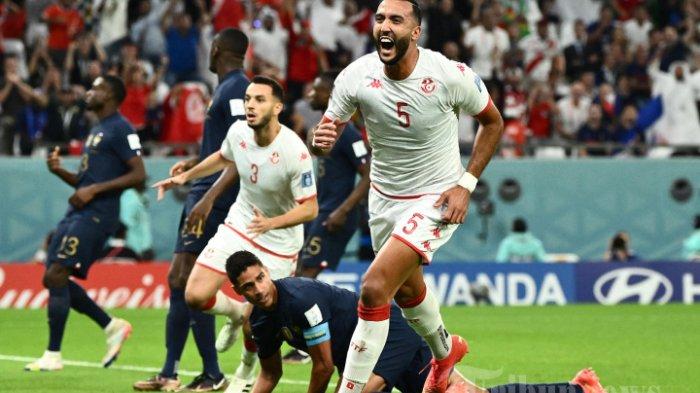 Ekpresi bek Tunisia Nader Ghandri merayakan gol pertama timnya sebelum dianulir wasit karena offside selama pertandingan sepak bola Grup D Piala Dunia Qatar 2022 antara Tunisia dan Prancis di Stadion Education City di Al-Rayyan, barat Doha, Rabu 30 November 2022.