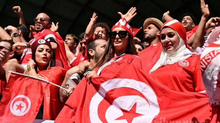 Pendukung Tunisia bersorak di tribun menjelang pertandingan sepak bola Grup D Piala Dunia Qatar 2022 antara Tunisia dan Australia di Stadion Al-Janoub di Al-Wakrah, selatan Doha pada 26 November 2022.