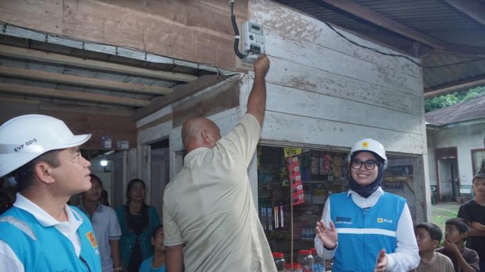 Ceremony Penyalaan listrik pada salah satu rumah di Desa Ombolata