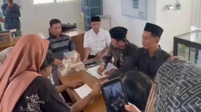MENIKAH DI KAMAR JENAZAH - Prosesi akad nikah pasangan Putri Yunita Sari dan Dava Dwi Herianto di kamar jenazah RSUD dr Darsono Pacitan, Jatim, Kamis (26/3/2026). Ijab kabul digelar setelah Diva Tri Herianto, adik mempelai pria, tewas dalam kecelakaan tunggal usai dikejar polisi lalu lintas (polantas). (Istimewa/Tribunjatim)
