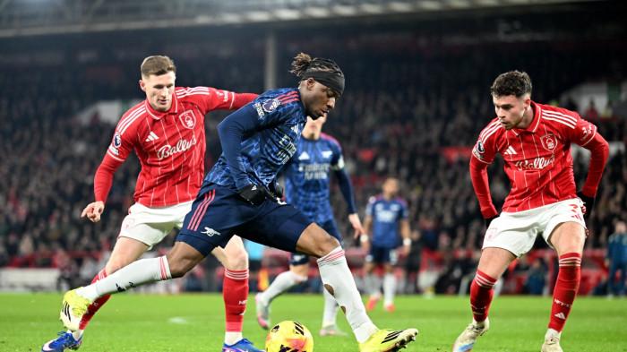 DUEL BOLA - Pemain Arsenal, Noni Madueke, dalam pertandingan pekan ke-22 Liga Inggris 2025/2026 kontra Nottingham Forest di City Ground Stadium pada Minggu (18/1/2026). (Twitter Arsenal - 18/1/2026)