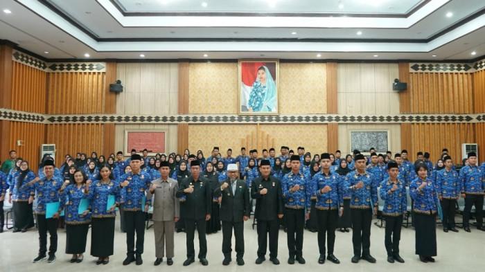 Gubernur Bengkulu Helmi Hasan melantik 92 Pegawai Pemerintah dengan Perjanjian Kerja (PPPK) di di Aula Merah Putih Setda Provinsi Bengkulu, Senin (29/9/2025).