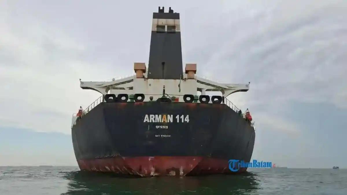 KAPAL TANKER IRAN - Potret kondisi kapal supertanker berbendera Iran MT Arman 114 di Pelabutan Batam, Indonesia pada Jumat (11/7/2025).
