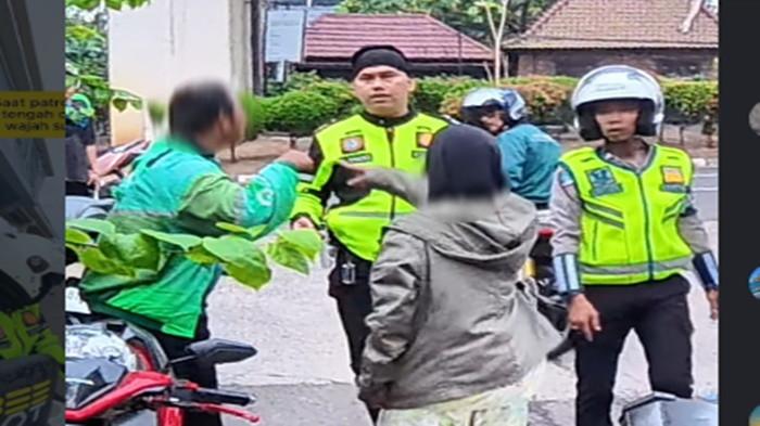 IBU DIANIAYA OJOL - Polisi temukan seorang ibu menjadi korban penganiayaan oleh driver ojek online (ojol) di Jalan Demang Lebar Daun, Palembang, Sumatera Selatan, pada Jumat (27/3/2026) saat patroli.