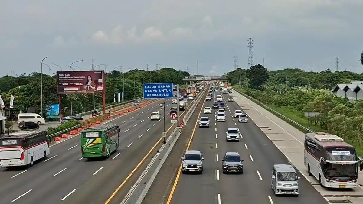 ARUS BALIK LEBARAN - Arus balik mudik Lebaran 2026 di ruas Tol Jakarta-Cikampek (Japek) KM 57 Karawang terpantau ramai lancar pada Sabtu (28/3/2026).