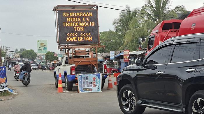 Alternatif – Kendaraan dari arah Medan diarahkan ke jalur alternatifAwe Geutah Paya – Teupin Reudeup, Peusangan Selatan, Bireuen.SERAMBINEWS.COM/YUSMANDIN IDRIS