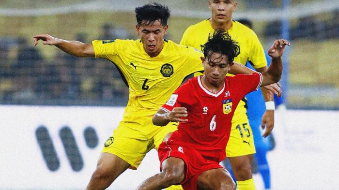 DUEL BOLA - Perebutan penguasaan bola antara pemain Malaysia vs Laos dalam pertandingan keempat grup F Kualifikasi Piala Asia 2027 di Stadion Bukit Jalil pada Selasa (14/10/2025). (Facebook FAM - 14/10/2025)