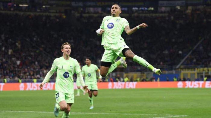 SELEBRASI GOL - Penyerang Barcelona Raphinha merayakan gol yang ia cetak ke gawang Inter Milan di leg kedua semifinal Liga Champions, Rabu (7/5/2025).