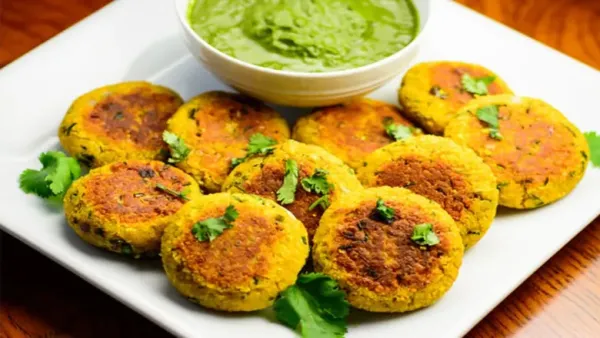 Crispy moong dal tikki made with soaked lentils, spices and herbs, fried until golden brown.