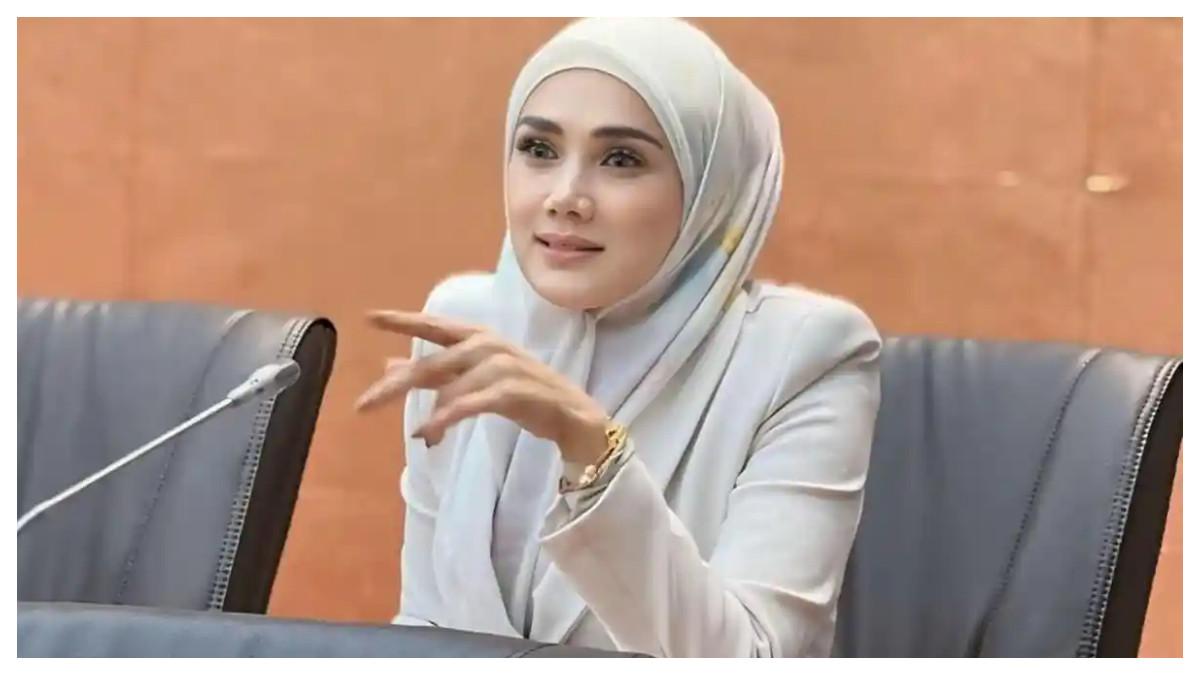 JAWAB ISU MIRING - Potret penyanyi dan politisi Mulan Jameela (arsip 2024).