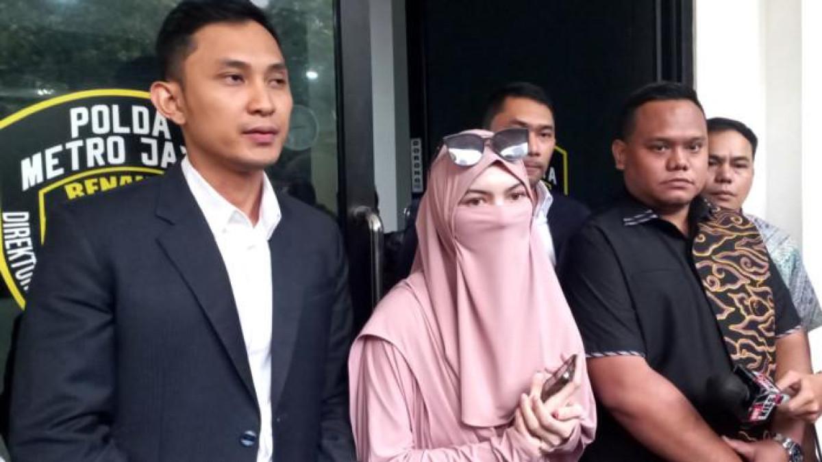 MAWA MINTA CERAI - Wardatina Mawa ketika ditemui di Polda Metro Jaya, Semanggi, Jakarta Selatan, Kamis (4/12/2025) bicara akan cerai dari Insanul Fahmi usai suaminya ini diam-diam menikahi Inara Rusli.