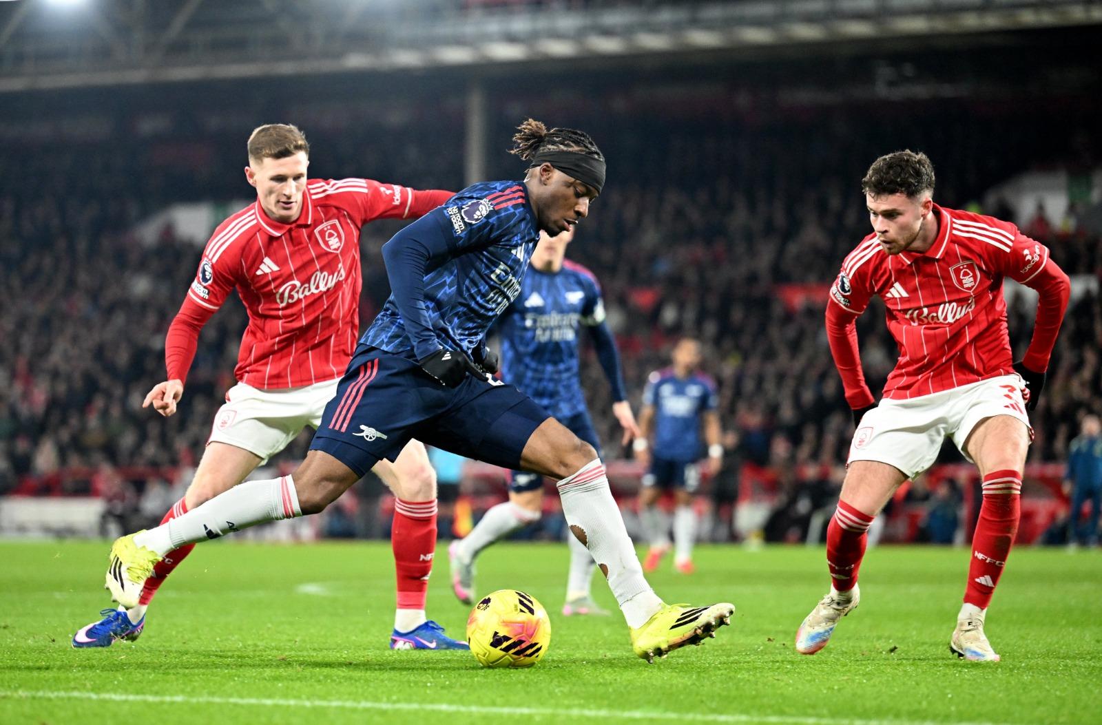 DUEL BOLA - Pemain Arsenal, Noni Madueke, dalam pertandingan pekan ke-22 Liga Inggris 2025/2026 kontra Nottingham Forest di City Ground Stadium pada Minggu (18/1/2026). (Twitter Arsenal - 18/1/2026)