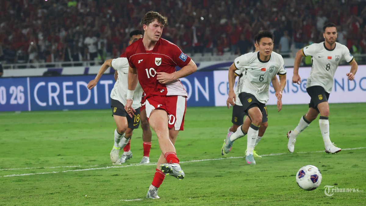 SELEBRASI OLE ROMENY - Selebrasi penyerang Timnas Indonesia, Ole Romeny setelah menjebol gawang Timnas China pada laga di Kualifikasi Piala Dunia 2026 di Stadion Gelora Bung Karno pada Kamis (5/6/2025). Timnas Indonesia mendapatkan hadiah penalti pada menit ke-43 melawan Timnas China pada babak pertama. (Tribunnews/Herudin)