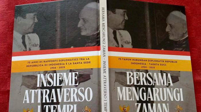 PELUNCURAN BUKU - Dubes RI Untuk Takhta Suci Trias Kuncahyono meluncurkan buku dalam rangka rangka 75 tahun hubungan diplomatik antara negara Indonesia dan Takhta Suci di Wisma KBRI, Kamis (26/3/2026).