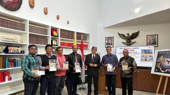 PELUNCURAN BUKU - Dubes RI Untuk Takhta Suci Trias Kuncahyono meluncurkan buku dalam rangka rangka 75 tahun hubungan diplomatik antara negara Indonesia dan Takhta Suci di Wisma KBRI, Kamis (26/3/2026).