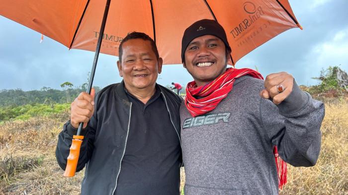 Ketua DPD PDI Perjuangan Sumatera Utara, Rapidin Simbolon, berfoto bersama aktivis AMAN Tano Batak, Maruli Simanjuntak, usai kegiatan penanaman pohon di Desa Partungko Naginjang, Kecamatan Harian, Kabupaten Samosir, Sabtu (28/3/2026), sebagai bentuk sinergi dalam menjaga dan memulihkan hutan di kawasan Danau Toba.