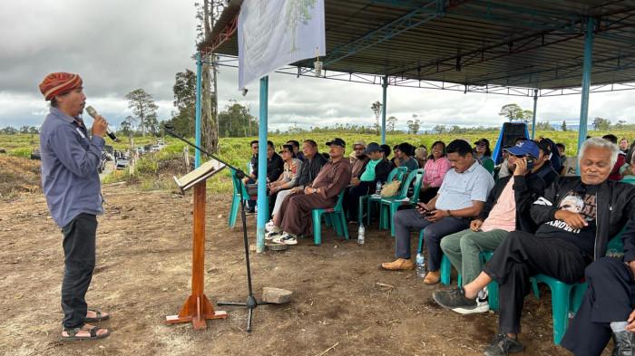 menjaga kelestarian hutan dan tanah leluhur di kawasan Danau Toba.