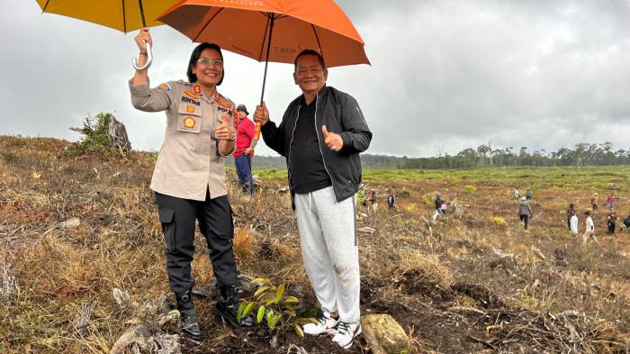 KAPOLRES SAMOSIR DAN RAPIDIN TANAM POHON