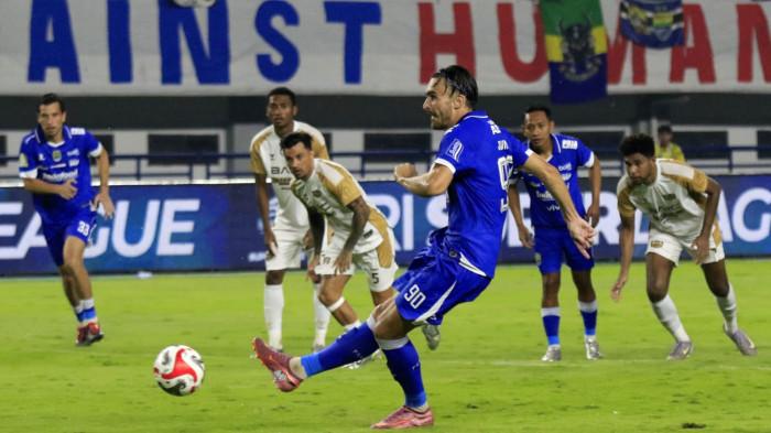 Pemain Persib, Andrew Jung berhasil mencetak gol ke gawang Selangor FC dari titik putih pada lanjutan Super League 2025/2026 di Stadion Gelora Bandung Lautan Api (GBLA), Kota Bandung, Jawa Barat, Jumat (21/11/2025).
