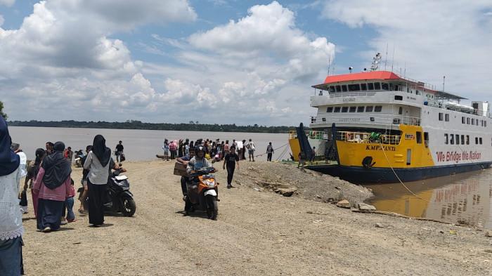 Kapal feri di Pelabuhan Sebawang 02 28032026.jpg