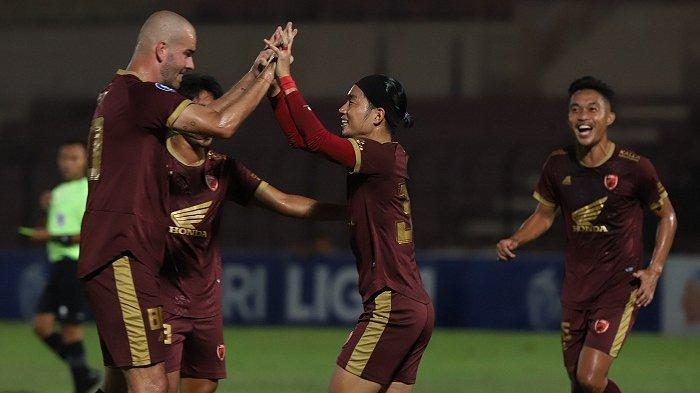 Pemain PSM Makasar merayakan gol yang berhasil dibuat Kenzo Nambu dalam laga melawan PSIS Semarang pada pertandingan Liga 1 di Stadion Sultan Agung, Bantul, Yogyakarta, Senin (19/12/2022). Pertandingan berakhir dengan skor 2-0 untuk PSM Makassar.