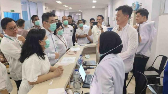 PANTAU: Tanpa mengenal waktu, Dirut RSUP Prof Kandou bersama jajaran dewan direksi rutin melakukan pemantauan langsung ke sejumlah unit pelayanan. Komitmen menjaga kualitas mutu layanan terus ditunjukkan Direktur Utama RSUP Prof Kandou Manado, Prof. Dr. dr. starStarry Rampengan, Sp.JP(K), FIHA, MARS.