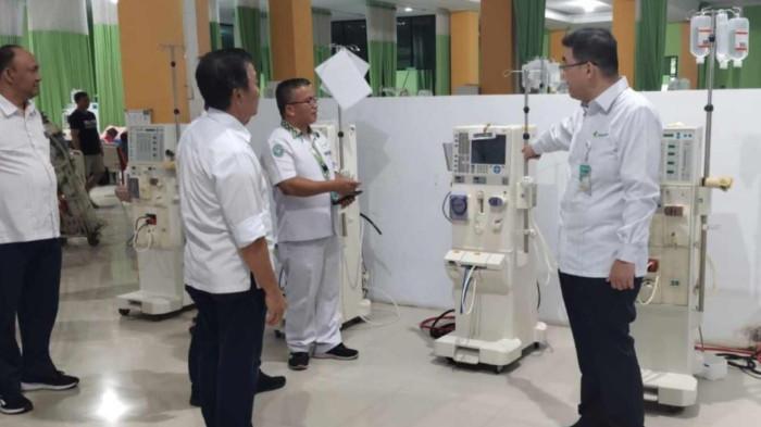 PANTAU: Tanpa mengenal waktu, Dirut RSUP Prof Kandou bersama jajaran dewan direksi rutin melakukan pemantauan langsung ke sejumlah unit pelayanan. Komitmen menjaga kualitas mutu layanan terus ditunjukkan Direktur Utama RSUP Prof Kandou Manado, Prof. Dr. dr. Starry Rampengan, Sp.JP(K), FIHA, MARS.