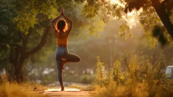 उत्तम आरोग्यासाठी सक्रिय जीवनशैलीचे प्रतिनिधित्व करणारी उद्यानात चालणारी भारतीय महिला