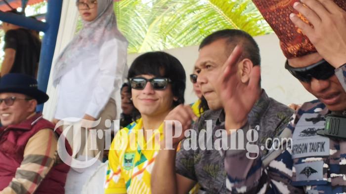PACU KUDA- Aktor nasional Jefri Nichol saat menghadiri Event Pacu Kudo Padang Pariaman 2026 di gelanggang Duku Banyak, Sabtu (28/3/2026).